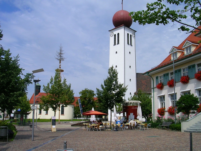 1200px-Kressbronn_church_and_chapell